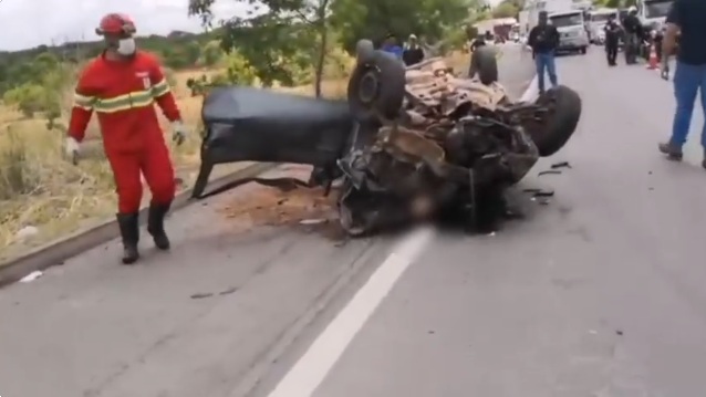 Colisão entre carro e ambulância deixa três mortos na BR-153