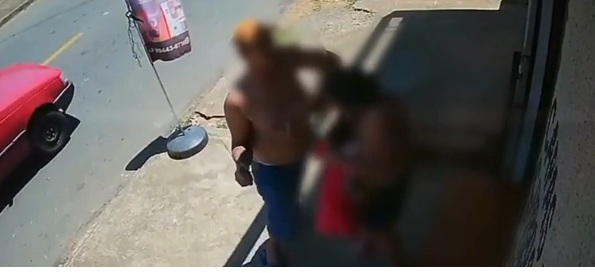 Homem agride companheira com um facão; veja o vídeo