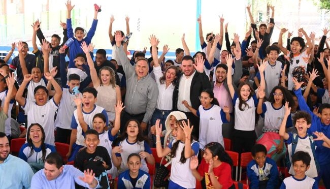 Sandro Mabel entrega novo Laboratório Maker à rede municipal de Educação