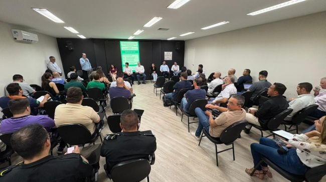 Prefeitura coordena operação emergencial para retirada de fios inúteis dos postes de Goiânia