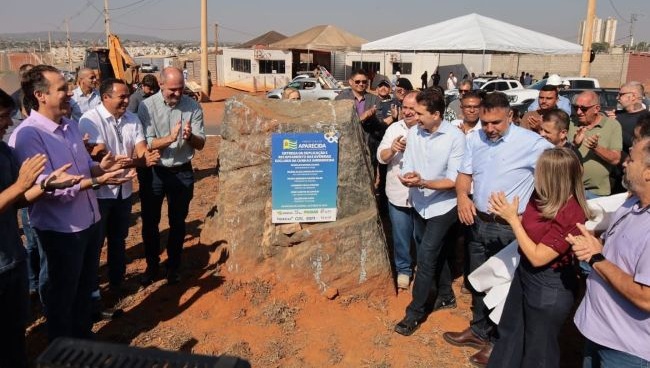 Prefeito Vilela inaugura duplicação e recapeamento de avenidas e recebe duas pás carregadeiras