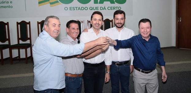 Vilela recebe retroescavadeira do Governo de Goiás para reforçar obras no município