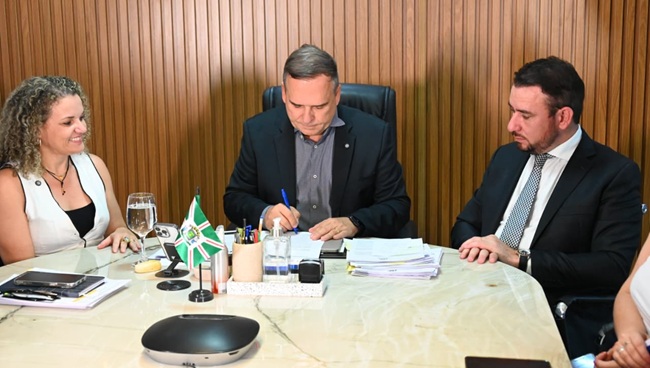 Prefeito Mabel anuncia bônus de até R$ 5 mil para servidores da Educação