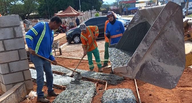 Parada desde a gestão passada, obra do muro e calçada do Cemitério Parque é retomada