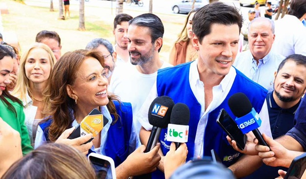 Gracinha Caiado e Daniel Vilela entregam benefícios em Goiânia e Aparecida