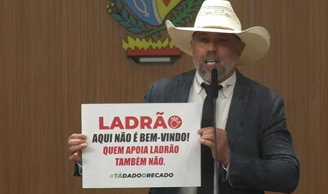 Deputado imita frigorífico e coloca cartaz na porta de gabinete: “Ladrão aqui não é bem-vindo”