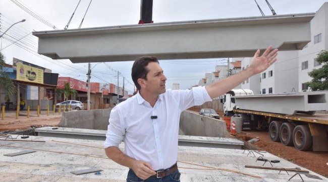 APARECIDA: Vilela vistoria instalação de vigas na Trincheira da Avenida das Nações