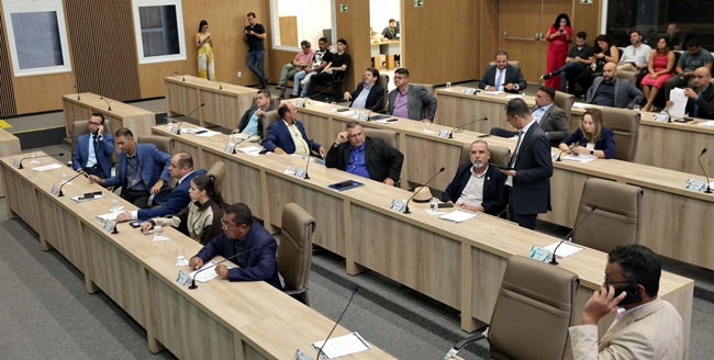 Vereadores de Aparecida derrubam um veto do Poder Executivo e mantêm outros quatro