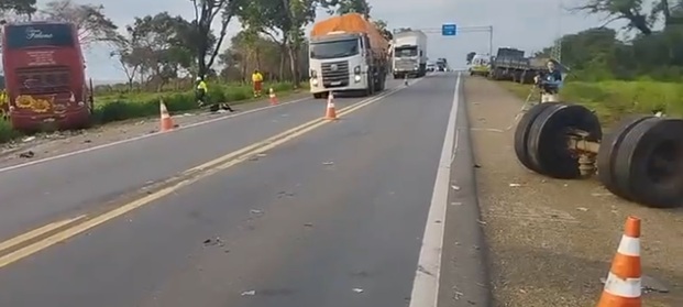 VÍDEO: Acidente entre ônibus e caminhão deixa dois mortos na BR-153