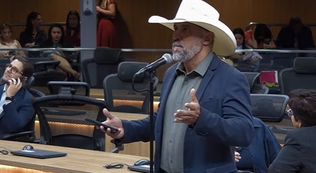 Deputado reclama de exposição na Alego: “Adoração ao demônio”