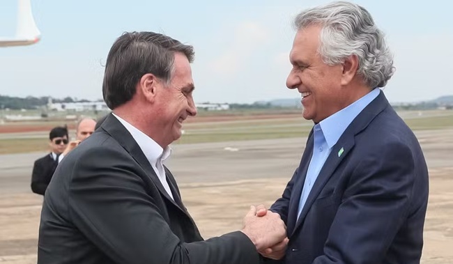 Bolsonaro pede aval de Alexandre de Moraes para se reunir com Caiado