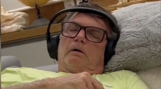 Carlos posta vídeo de Bolsonaro durante crise de soluços; veja