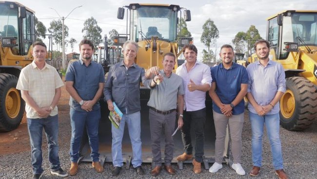 Vanderlan entrega máquinas a 16 municípios e reforça apoio direto às cidades goianas