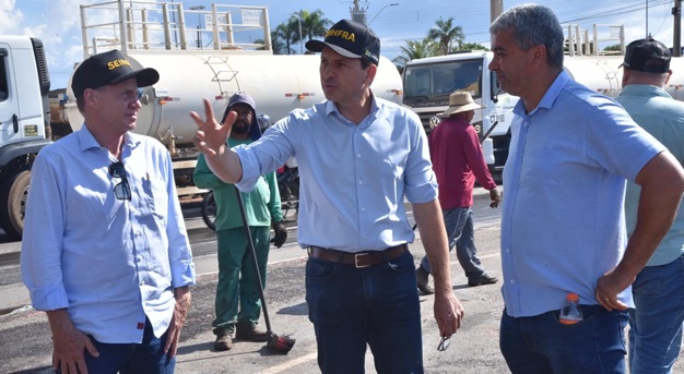 Prefeito Vilela vistoria obra e flagra descarte irregular de concreto em avenida