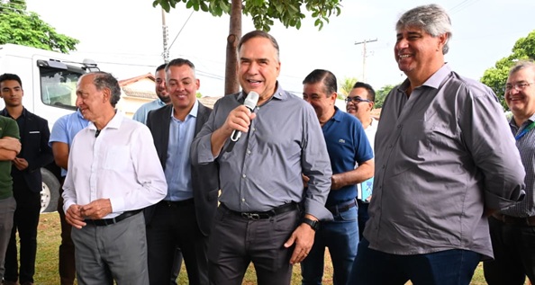 Prefeito Mabel assina ordem de serviço para revitalizar asfalto de mais 7 bairros