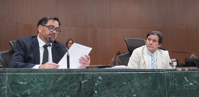 Discussão acalorada entre deputados estaduais provoca suspensão de reunião na Alego