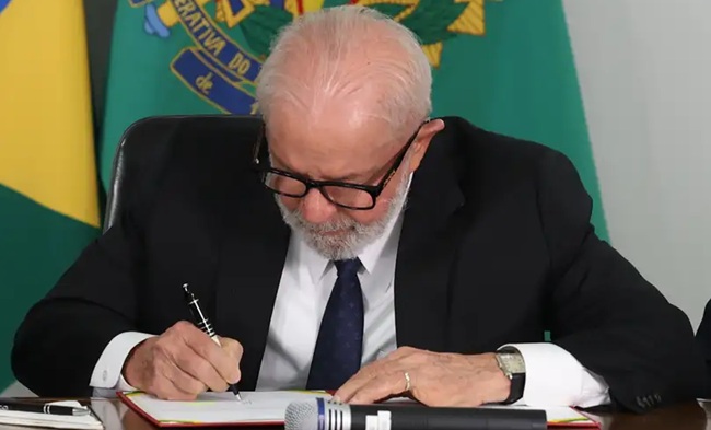 Lula assina Indulto de Natal e exclui condenados pelo 8 de janeiro