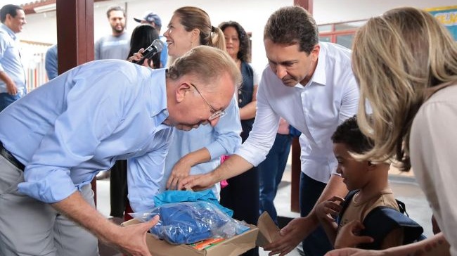 Ano letivo começa com entrega de material escolar no primeiro dia de aula, destaca Vilela