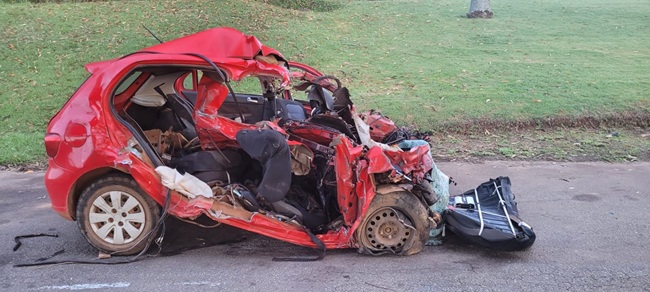 Carro bate de frente com carreta e deixa 5 mortos na BR-414 Carro bate de frente com carreta e deixa 5 mortos na BR-414