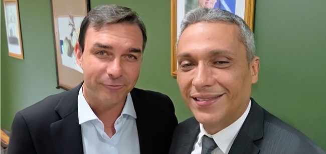 Flávio Bolsonaro confirma pré-candidatura de Gustavo Gayer ao Senado Flávio Bolsonaro confirma pré-candidatura de Gustavo Gayer ao Senado