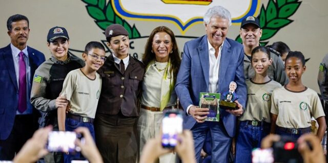 Caiado e Gracinha anunciam investimento de R$ 75 milhões do Bolsa Uniforme para alunos de Colégios Militares Caiado e Gracinha anunciam investimento de R$ 75 milhões do Bolsa Uniforme para alunos de Colégios Militares