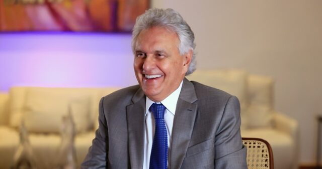 Caiado sanciona lei que concede 5,4% de reajuste aos professores da rede pública estadual