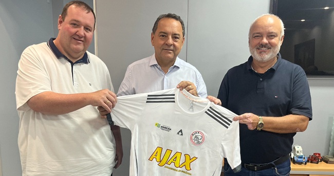 Eleições 2026: Adriano do Baldy convida Tatá Teixeira para disputar cadeira na Alego Adriano do Baldy convida Tatá Teixeira para disputar vaga na Alego em 2026