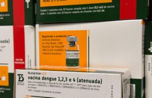 Prefeitura de Goiânia intensifica combate à dengue com vacinação e visitas em milhões de imóveis Vacinação contra a dengue em profissionais da saúde faz parte das ações da Prefeitura de Goiânia para reduzir casos da doença na capital