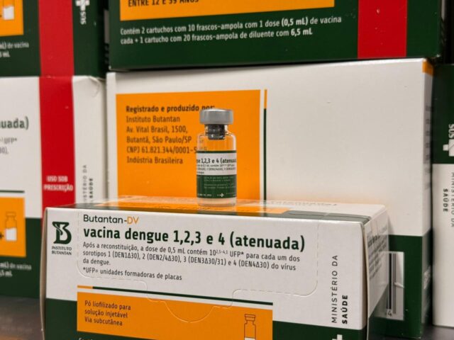 Vacinação contra a dengue em profissionais da saúde faz parte das ações da Prefeitura de Goiânia para reduzir casos da doença na capital