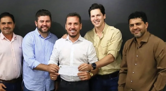 Eleições 2026: Prefeito deixa o PL, se filia ao MDB e declara apoio a Daniel Vilela Eleições 2026: Prefeito deixa o PL, se filia ao MDB e declara apoio a Daniel Vilela