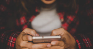 Teleatendimento do SUS amplia acesso ao cuidado em saúde mental para pessoas com problemas com jogos e apostas