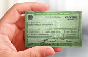 Título de Eleitor: alteração de dados ou local de votação tem prazo até 6 de maio Prazo para atualizar o título de eleitor e mudar o local de votação termina em 6 de maio