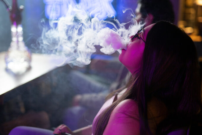 Adolescentes impulsionam aumento no uso de cigarro eletrônico no Centro-Oeste