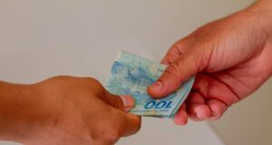 Salário mínimo pode chegar a R$ 1.717 em 2027, segundo projeção do governo