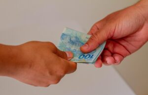 Salário mínimo pode chegar a R$ 1.717 em 2027, segundo projeção do governo