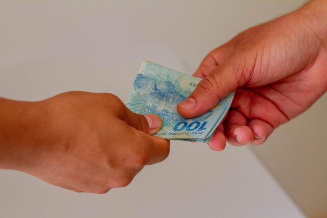 Salário mínimo pode chegar a R$ 1.717 em 2027, segundo projeção do governo
