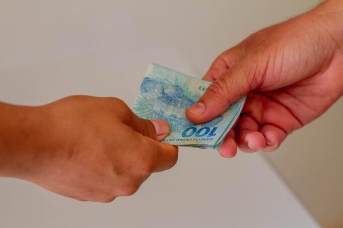 Salário mínimo pode chegar a R$ 1.717 em 2027; veja previsão Salário mínimo pode chegar a R$ 1.717 em 2027, segundo projeção do governo