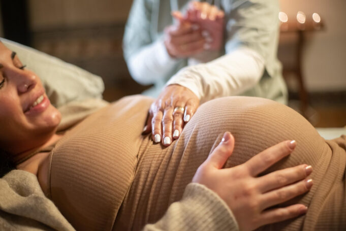Lei das doulas garante presença de profissionais no acompanhamento de gestantes em hospitais