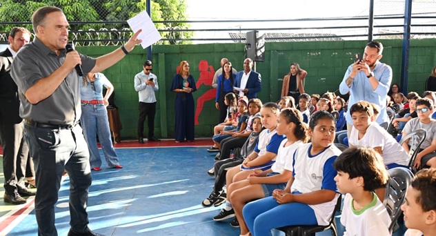 Prefeito Sandro Mabel anuncia chamamento de 102 concursados da Educação