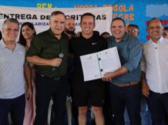 Prefeito Mabel entrega escrituras a moradores dos bairros São Carlos e da Vitória Prefeito Mabel entrega escrituras a moradores dos bairros São Carlos e da Vitória