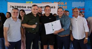 Prefeito Mabel entrega escrituras a moradores dos bairros São Carlos e da Vitória