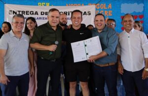 Prefeito Mabel entrega escrituras a moradores dos bairros São Carlos e da Vitória