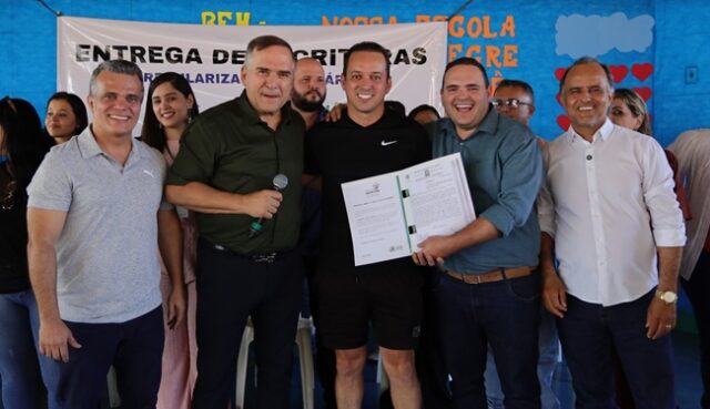 Prefeito Mabel entrega escrituras a moradores dos bairros São Carlos e da Vitória