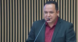 Vereador de Aparecida reage a Trump e condena ataque à Igreja Católica em discurso