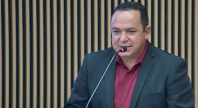 Vereador de Aparecida reage a Trump e condena ataque à Igreja Católica em discurso