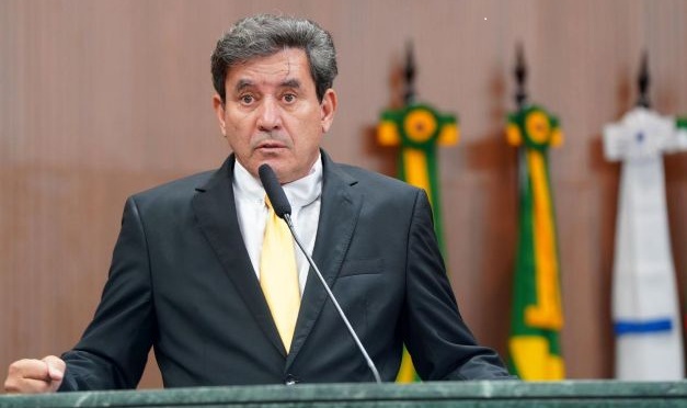 Sandro Mabel aciona Ministério Público Eleitoral contra deputado Clécio Alves