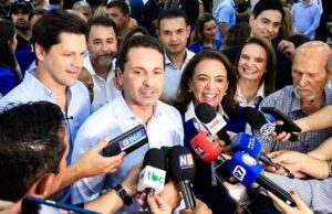 Gracinha Caiado acompanha Leandro Vilela na entrega de escola reformada em Aparecida