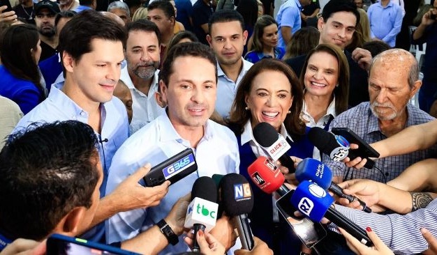 Gracinha Caiado acompanha Leandro Vilela na entrega de escola reformada em Aparecida