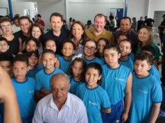 “Quando acordar cedo, pise no pescoço da vaidade”, diz Vilela na entrega de escola reformada