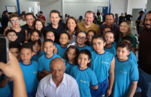 “Quando acordar cedo, pise no pescoço da vaidade”, diz Vilela na entrega de escola reformada